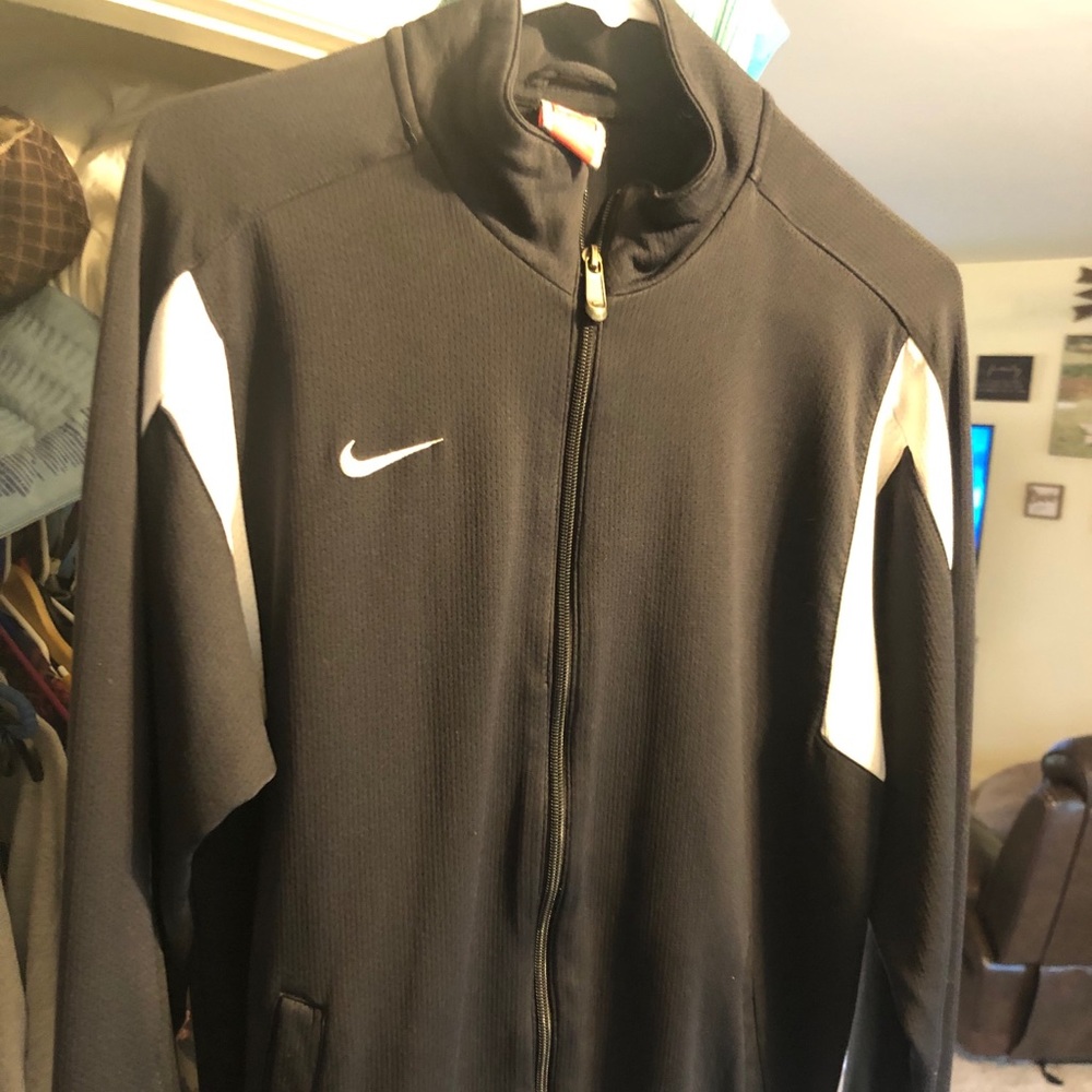 Like new medium ladies Nike dry fit jacket.